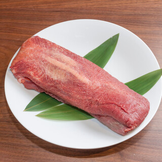 有很多舌頭菜，例如“牛舌半烤”，這是整個舌頭垂直切成兩半