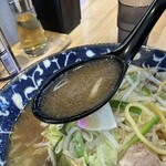 Ramen Oto - 【2023.8.18(金)】味玉タンメン正油（並盛・150g）970円のスープ