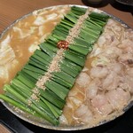 Hakata Motsunabe Maedaya - もつ鍋　みそ　４人前^ - ^    肉厚もつが美味しそう