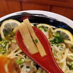 俺の中華たなか家 - メンマ蓮華リフト⤴️写メには２本だけですが、他にもチャーシューの下に隠れていました^_^v