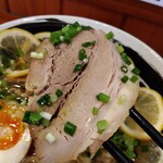 俺の中華たなか家 - チャーシューリフト⤴️　厚くて大きいのでリフト⤴️も大変^^;　でもホロホロ♭柔らかぁ〜♥️なチャーシューは旨し(*^_^*)v