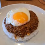 タダカリー - キーマカレーの上に目玉焼きがのっています