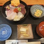 Rakuten - 定番の海鮮丼 940円。ポテトサラダのきゅうりがシャキシャキ。