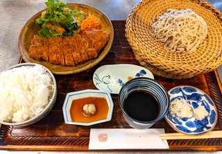 Soba Kisoji - 平日お昼限定のサドルバック塩かつ膳(2,350円)。塩かつと手打ち蕎麦、ご飯もついたボリューム満点の内容です。