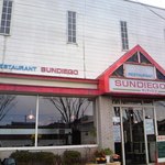 レストラン サンディエゴ - 通り沿いより玄関を煮る。