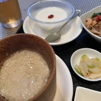 雪園 京橋店 - 今週のランチ1590円　竹筒スープ（鶏団子）、ザーサイ、杏仁豆腐、点心