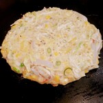 お好み焼き まりや - チーズトッピングのミックスA！焼き焼き中～♪
