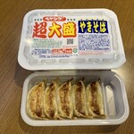 Sebun Irebun Iwa Mashimo Gouten - 皮もっちりジューシー焼き餃子・5個入り(302円)＆ペヤングソースやきそば超大盛り(221円)