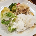 キッチン ブルー グローブ - ２度目のご飯、サラダを乗せます