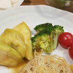 キッチン ブルー グローブ - 備え付け野菜のアップ