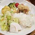 キッチン ブルー グローブ - ３度目のご飯、サラダ、お新香を乗せます