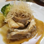 キッチン ブルー グローブ - 巻いてある太刀魚を崩します