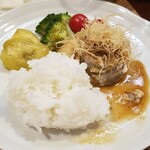 キッチン ブルー グローブ - ソースが多いので、早々にご飯を乗せます