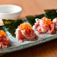 黒毛和牛の炙りとイクラの海苔巻き