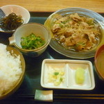 おんじき家ふうど - 日替り定食（豚生姜炒め、味噌汁、瓜の漬物、白菜の漬物、ご飯、ゴーヤと桜海老の炒め物、海草系の炊いたもの）