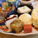 お料理 ちゃとら - 右 赤こんにゃく、中 焼き茄子、左 カマボコ、奥 ポテサラ