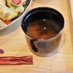 お料理 ちゃとら - しっかりと濃い赤出汁が美味い