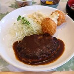 Kicchin Hayashi - ◯ハンバーグ
                        食べた瞬間に手作りだとハッキリ判る
                        まあ美味しい味わい。
                        
                        肉汁は出なくてミンチの粗さは普通。
                        多分豚牛混合ミンチな味わいだと思われる。