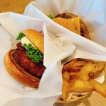 FRESHNESS BURGER - 手前・塩レモンチキンバーガー、右・北海道産フライドポテト、奥・クラシックチーズバーガー