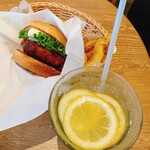 FRESHNESS BURGER - 塩レモンチキンバーガー、北海道産フライドポテト、フレッシュレモネード