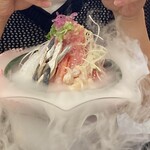 みなと市場 小松鮪専門店 - 山ほこ丼　ドライアイスもくもく