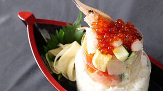 Dairokujuu San Nana Youmaru - 七洋丸丼
                        生本マグロ、サーモン、ホタテ、カニほぐし身、ボタンエビ、イクラが乗ったスペシャル丼です。