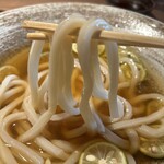 つるとんたん UDON NOODLE Brasserie - 氷で冷えたうどんはコシが更に強くなります