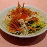 シェフス - ランチのサラダはキリリと冷えていてスフォリアテッラみたいなバリバリの皮が良いアクセント