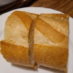ビストロ パグ - ④パン
            標準的なフランスパン