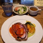 BISTRO PUG - 日替わりランチ(税込880円)
                        ①ローストポーク②ミニサラダ《レタス、胡瓜、トマト》③スープ④パン
                        お値打ち価格ですがボリュームはあります