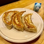 かつぎや - チビ猫を置くと餃子の大きさがよくわかりますねぇｗ