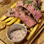 東京ブッチャーズ with OKACHI Beer Lab - こちらもスタッフが切り分けてくれました　肉汁たっぷりで美味い！