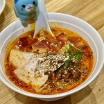 かつぎや - ソフビの青チビ猫もどんぶりに顔を突っ込んで美味しそうにスープを飲んでましたｗ