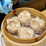 かつぎや - 特製焼売には興味津々の青チビ猫　肉好きなんだね