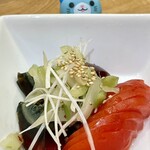 かつぎや - 皮蛋とトマトのサラダと青いチビ猫