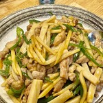 かつぎや - 青椒肉絲には豚肉が入っているので近寄って来た