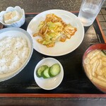 栄来軒 - 豚キムチ炒め定食780円
