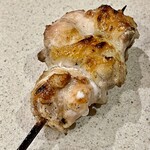 焼鳥 せきね - お任せ一本めはいつものかしわ