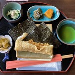 カフェ 森田ヤ - 2023/08/18
            餅セット 600円
            ✴︎のりと油あげ
            青梅ジュース 300円