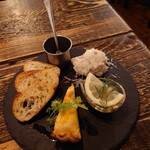 ビストロハンモック - 前菜３種盛り
            右上から時計周りで
            ゴルゴンゾーラのポテトサラダ、
            牡蠣のオイルマリネ、
            本日のキッシュ