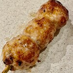 焼鳥 せきね - 団子　こんがりジューシー　よく捏ねてあって肉汁がジュワジュワ