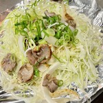 お好み焼き 越田 - 砂ずりは鉄板で火入れして蒸し焼きのキャベツの上に乗せてくれます