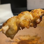 酒亭 田中 - 熊野地鶏のあか　内腿の膨らんだ部位を皮ごと切り出してあります