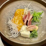 酒亭 田中 - 熊野地鶏の刺し盛り　コーンを食べさせて黄色くなったレバー 砂肝 ハツ　どれも鮮度抜群です　包丁の技が冴え渡ります
