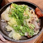 Teppan Ya Bembee - 牛すじ塩キャベツは正統派居酒屋メニュー