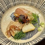 酒亭 田中 - 熊野地鶏の笹身とムネ肉を霜降りにしてあります