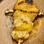 酒亭 田中 - 熊野地鶏の手羽　こうやって骨を抜けば縦位置で串打ちできるんですね