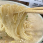 ラーメンえぇ伍 - 細麺にも粘っこいスープがよく絡む
