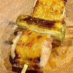 酒亭 田中 - 焼鳥のスタートは熊野地鶏のねぎま　とても気を遣った火入れです