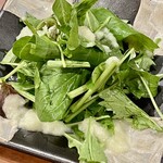 焼鳥 せきね - オニオンドレッシングがたっぷりかかったグリーンサラダもお通しです